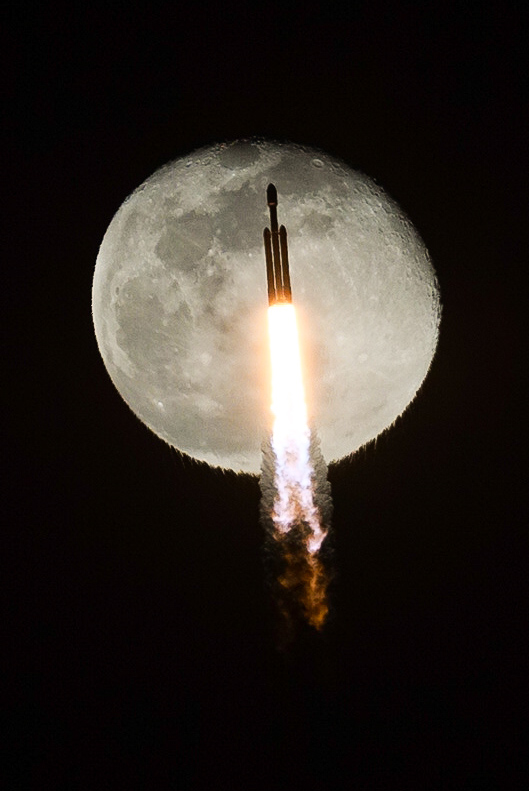 SpaceX запускає військовий космічний літак США на ракеті Falcon Heavy