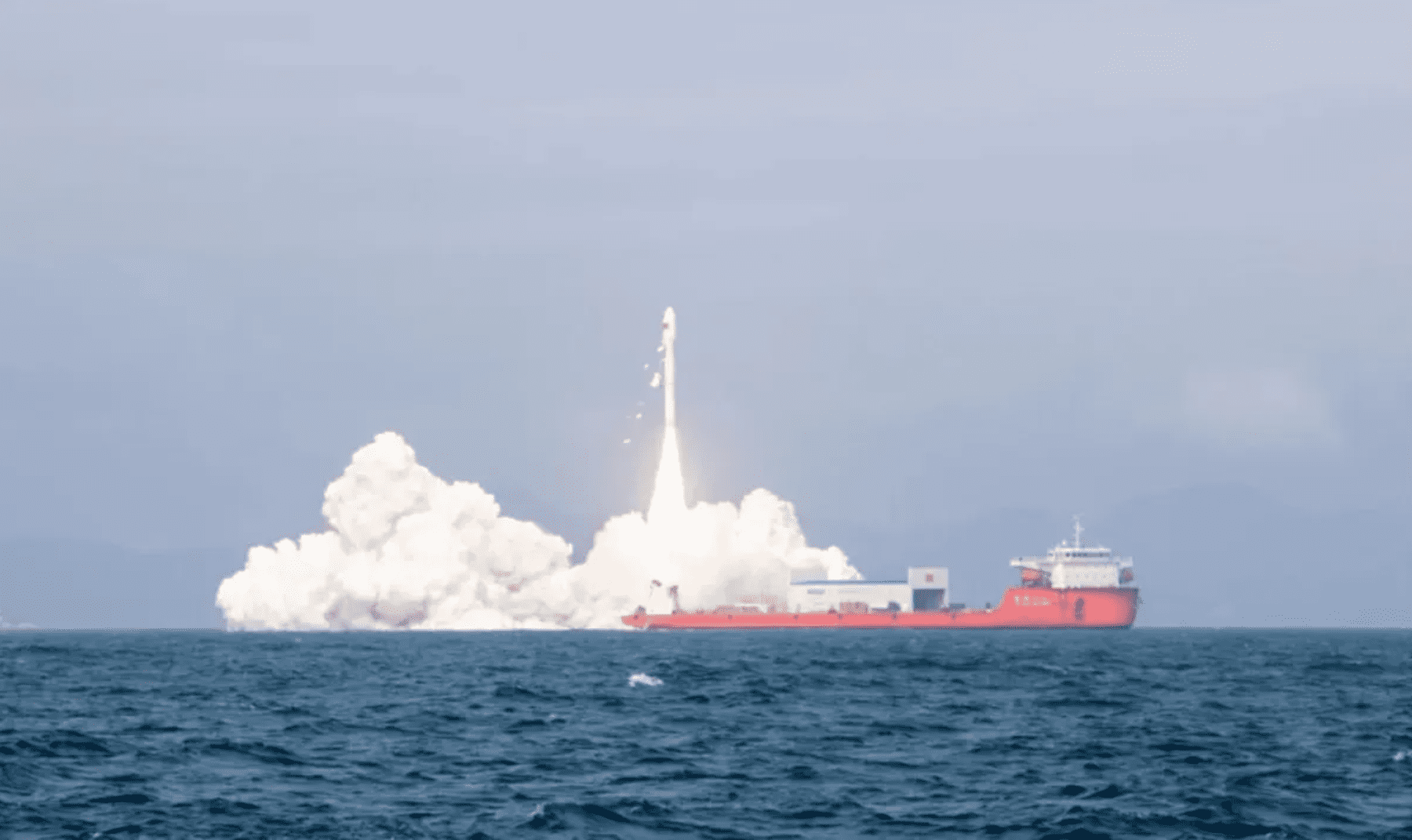 Китай запускає 20 супутників на окремих внутрішніх і морських запусках ракет