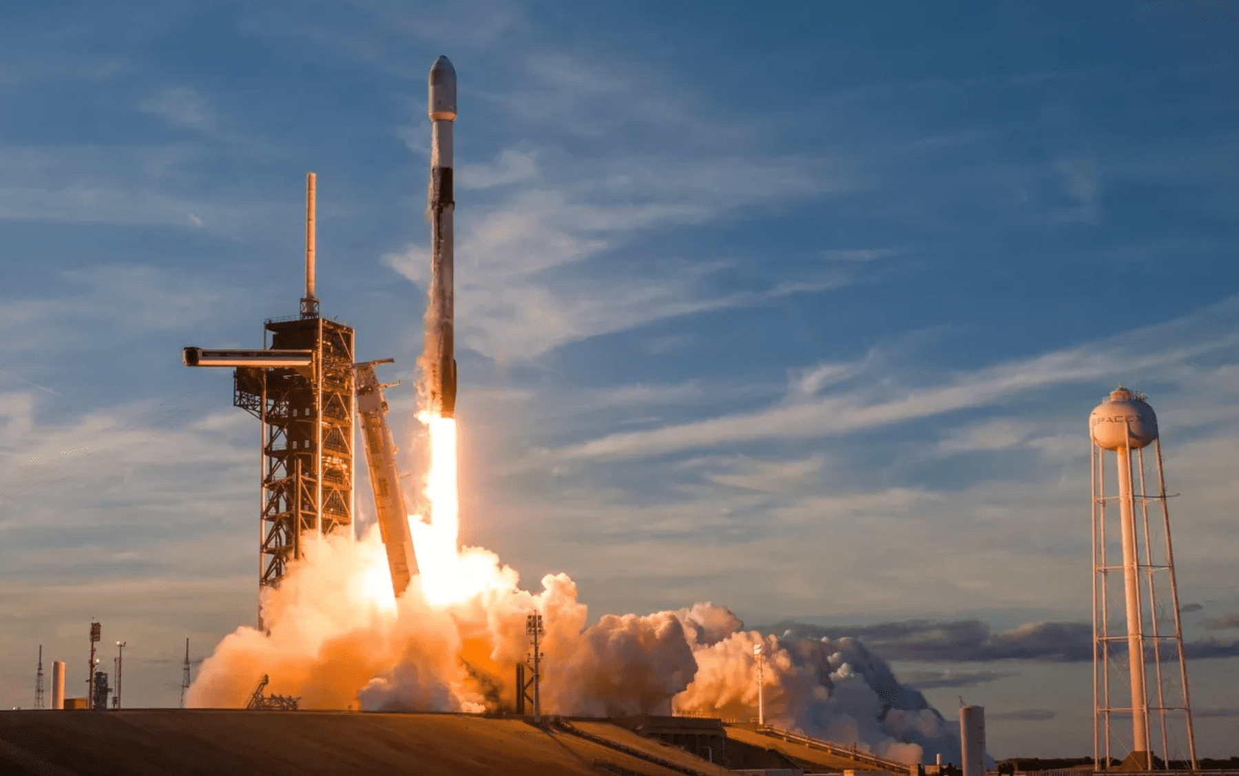 SpaceX запускає першу спеціальну місію для спільної поїздки на середньому нахилі