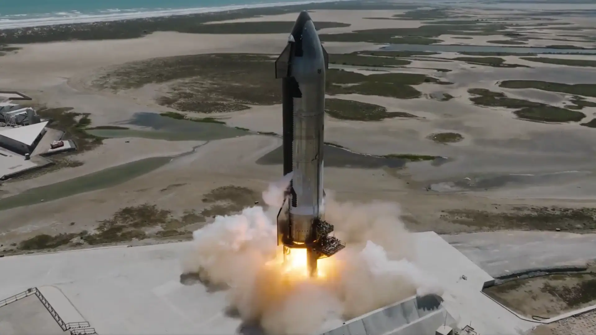 Перший ступінь мегаракети Starship доставлено на стартовий майданчик